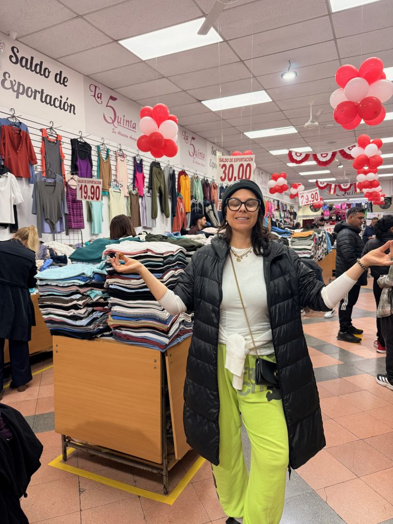 happy woman shopping in lima