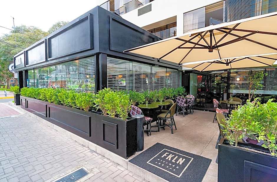 Roosevelt Hotel & Suites exterior