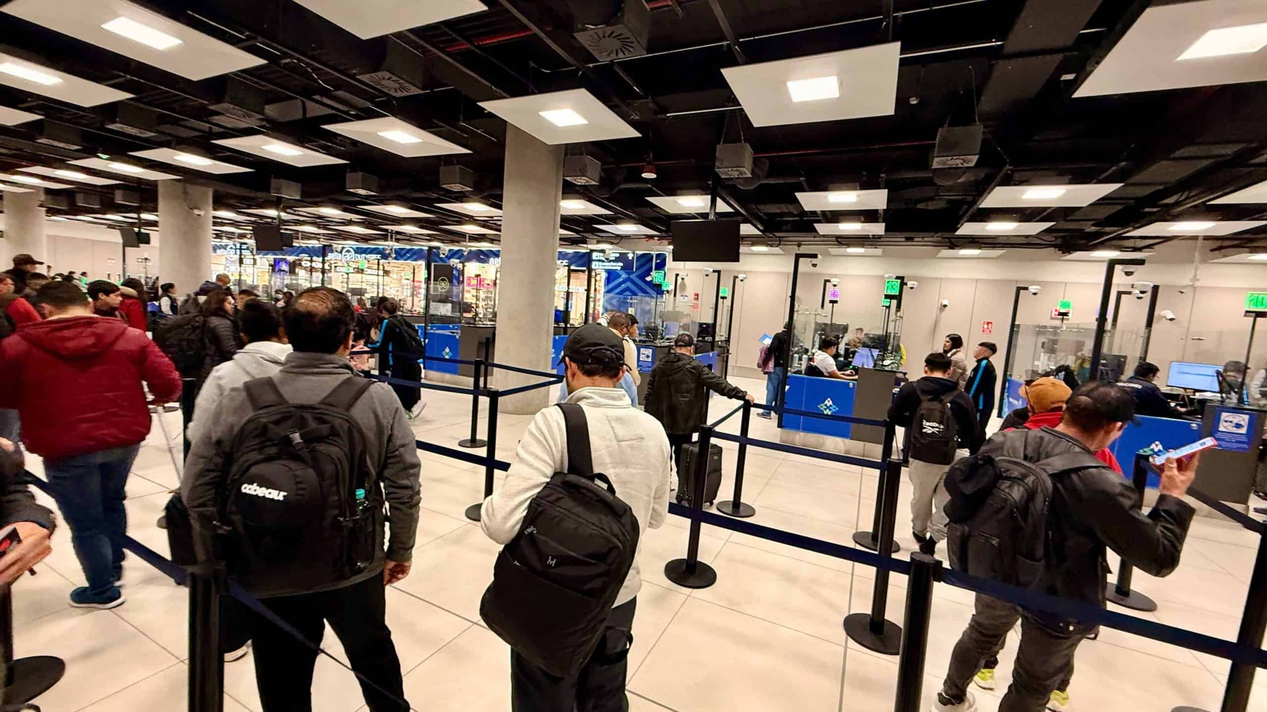 Line at Immigration in jorge chavéz airport