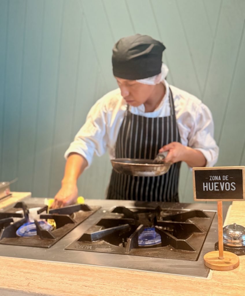 souma hotel staff chef preparing eggs huevos