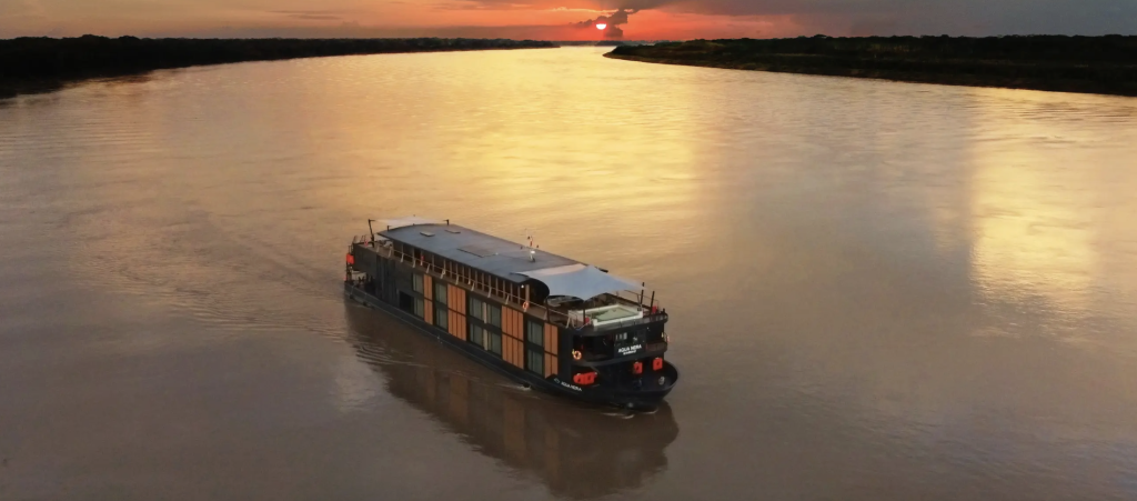 The Aqua Nera gliding along the amazon
